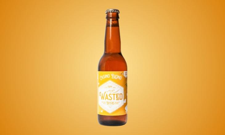 Wasted Beers Casino Blond flesje op achtergrond